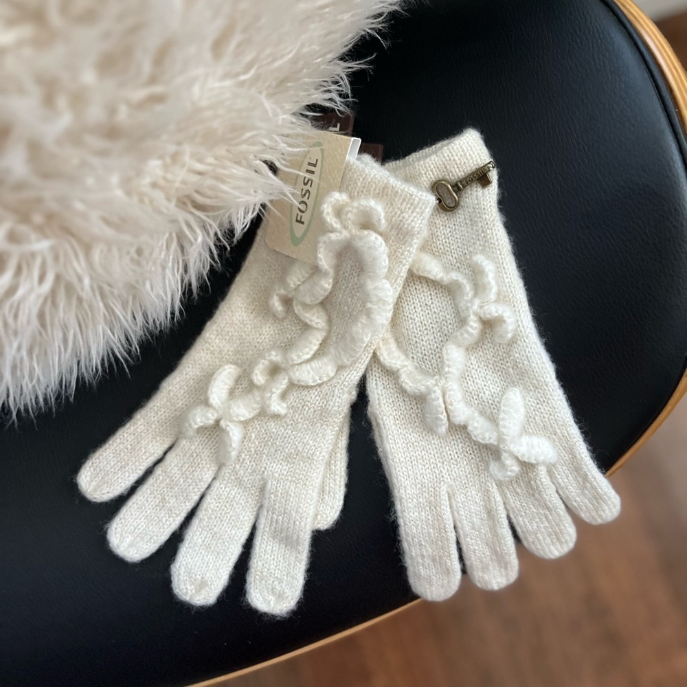 Fossil Cream Colored Knit Women’s Gloves